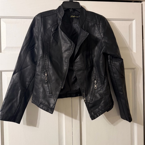 Black Faux Leather Moto Jacket Fitted Cropped Zip Up Runs Small - Picture 4 of 8
